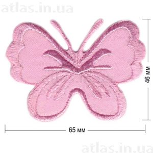 светло-розовая бабочка на атласе нашивка 65x46 мм