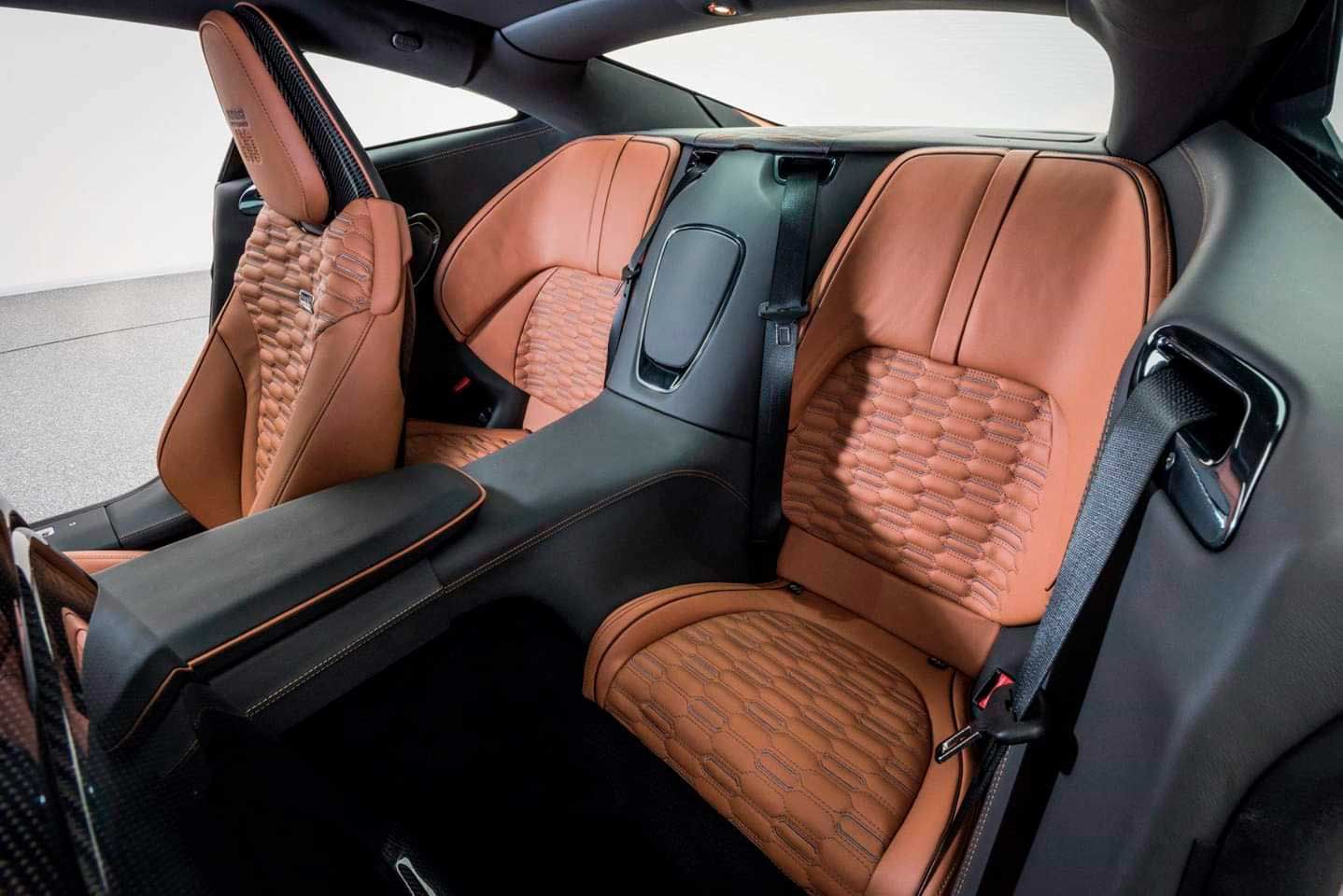 Сидіння автомобіля з вишивкою