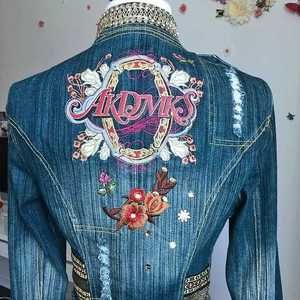 Куртка з вишивкою