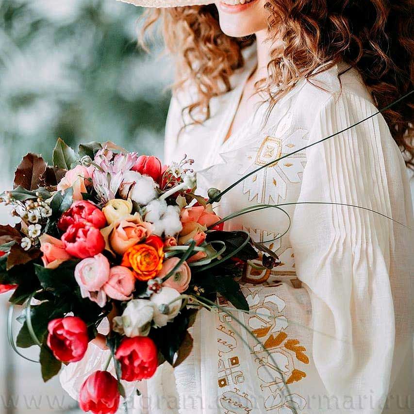 Stickerei auf Leinenbluse