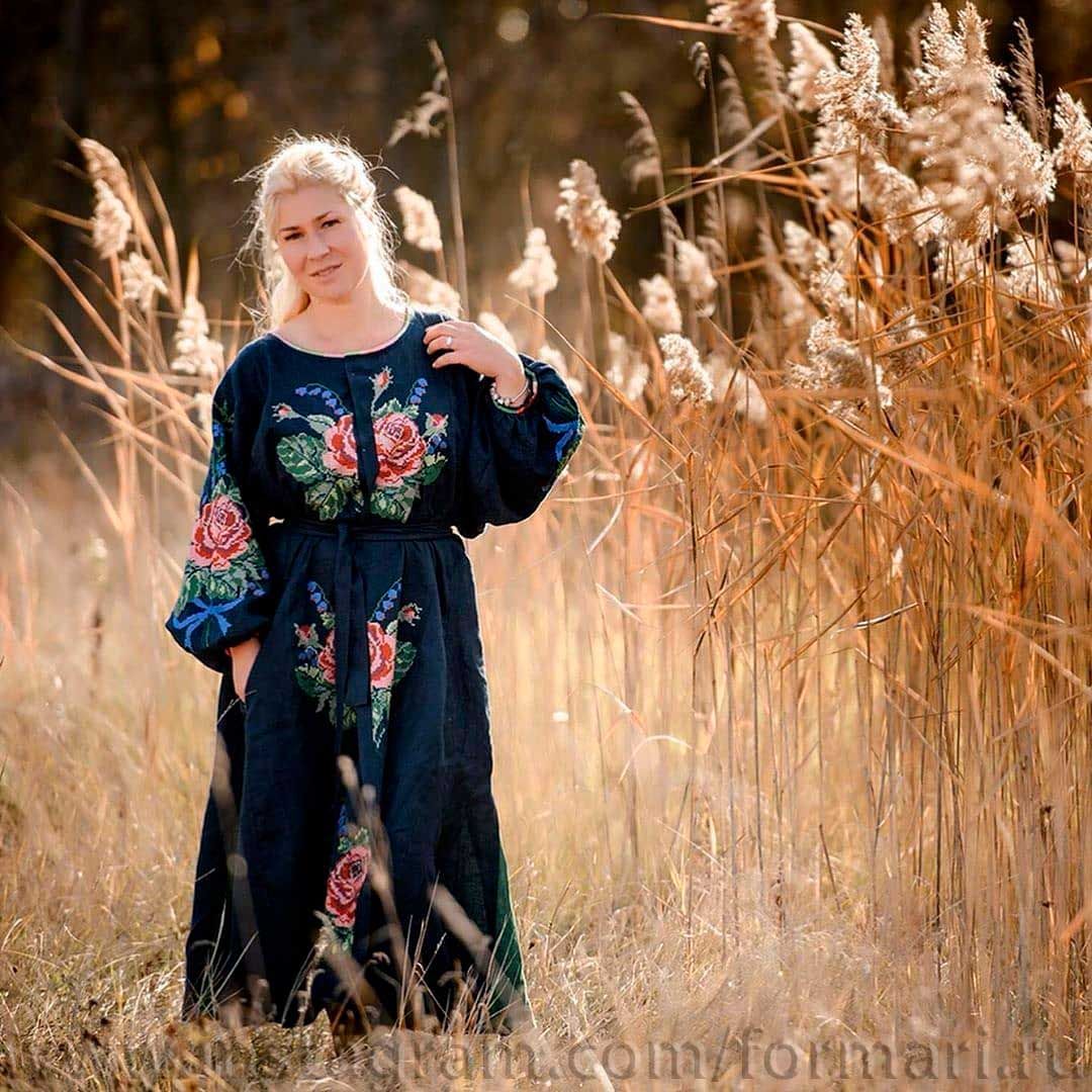 langes schwarzes Kleid mit Stickerei