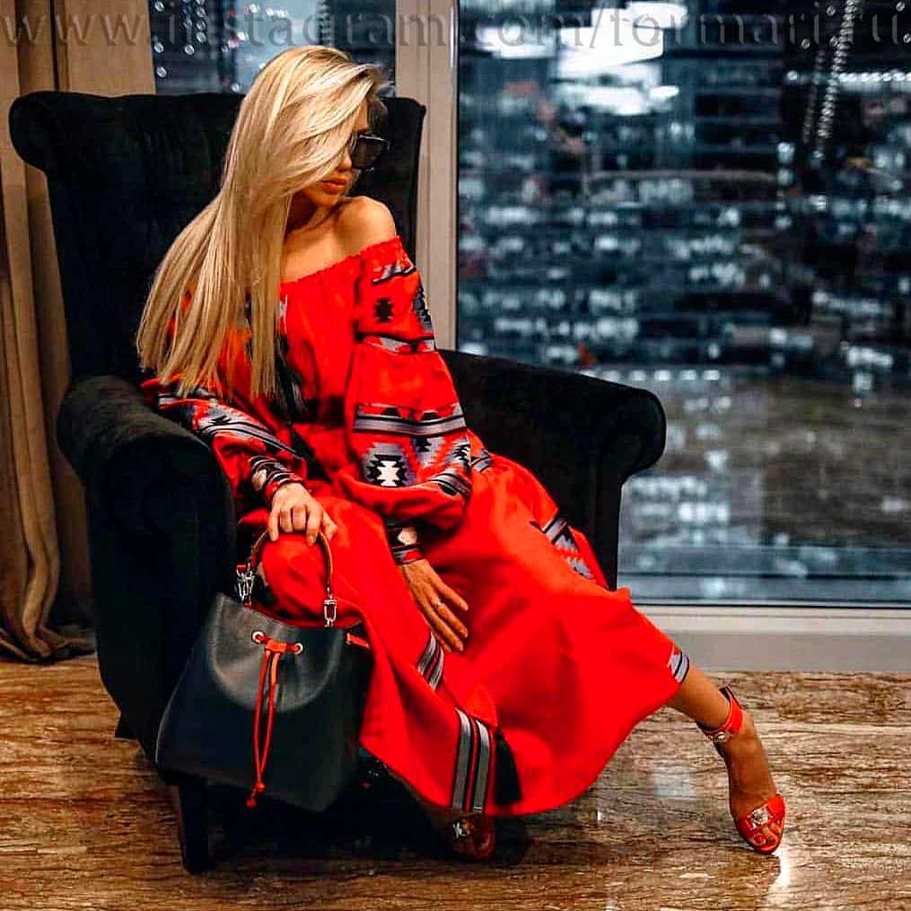 langes rotes Kleid mit Stickerei