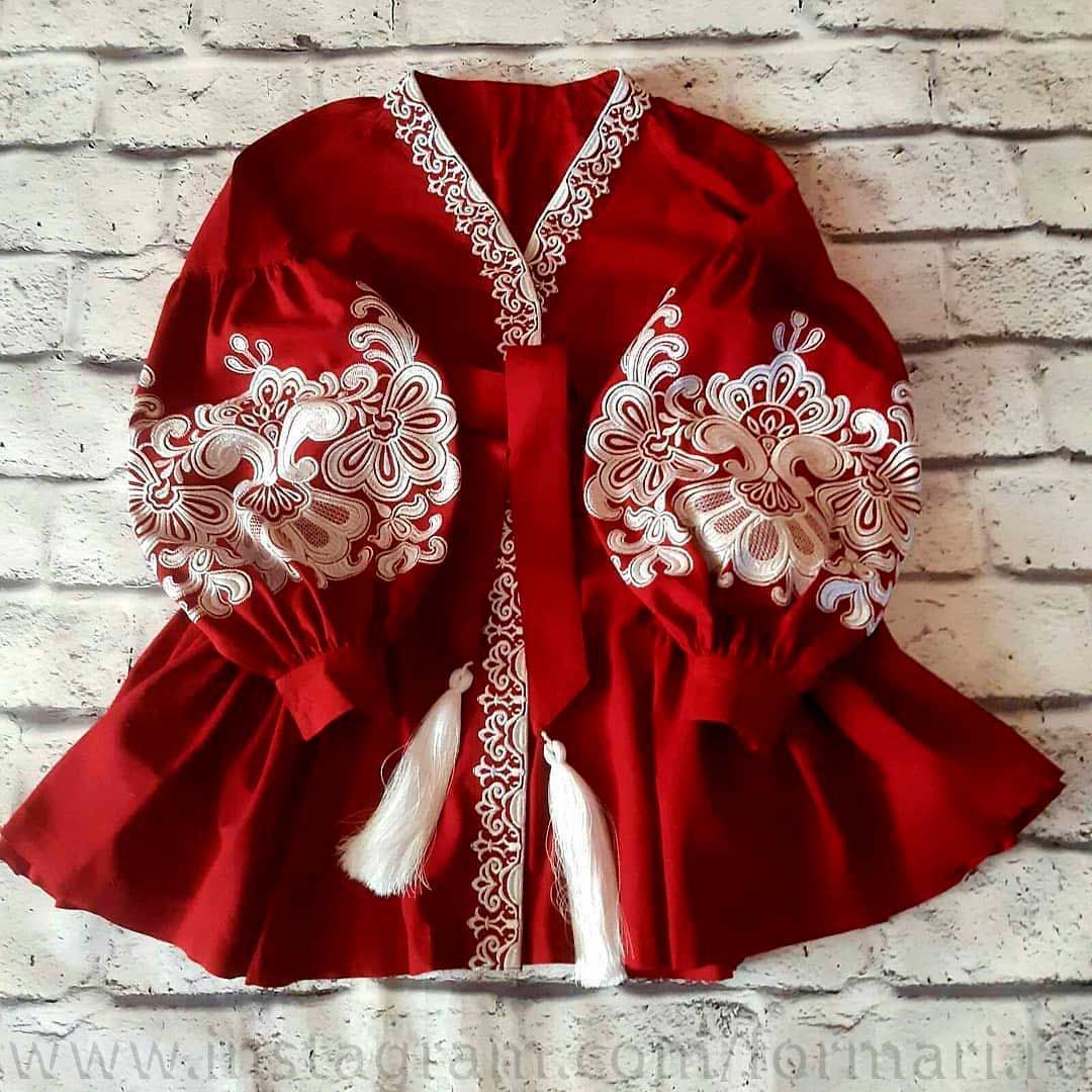 kurzes Leinenkleid mit Stickerei