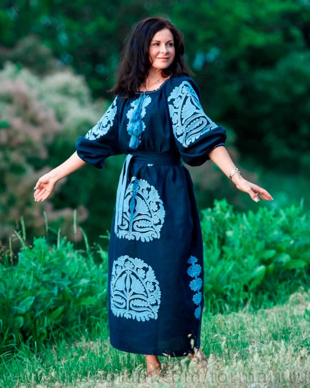 langes Marinekleid mit blauer Stickerei