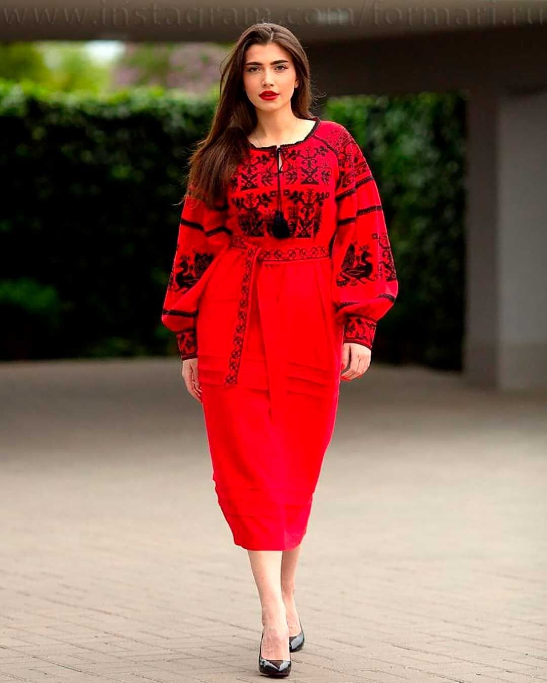 langes Kleid mit schwarzer Stickerei