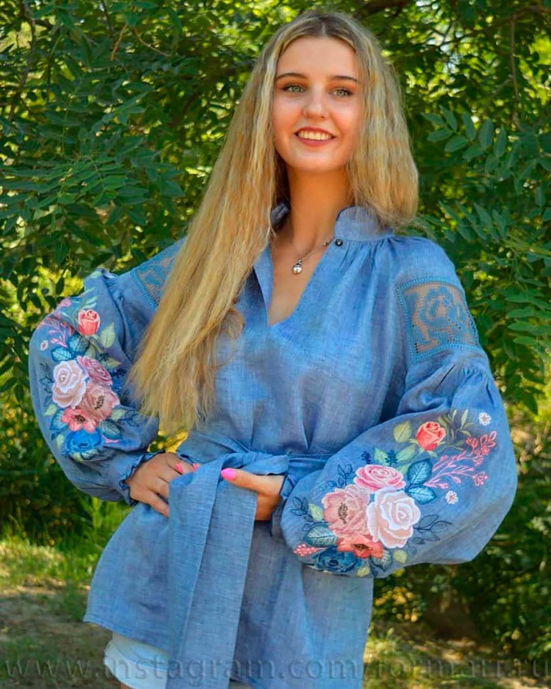 blaues Kleid mit gestickten Rosen