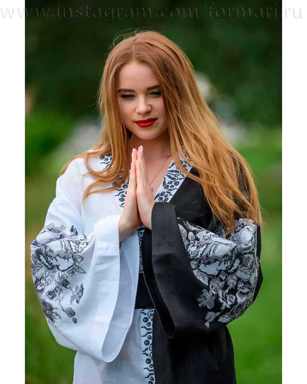 gestickter schwarz-weißer Kimono