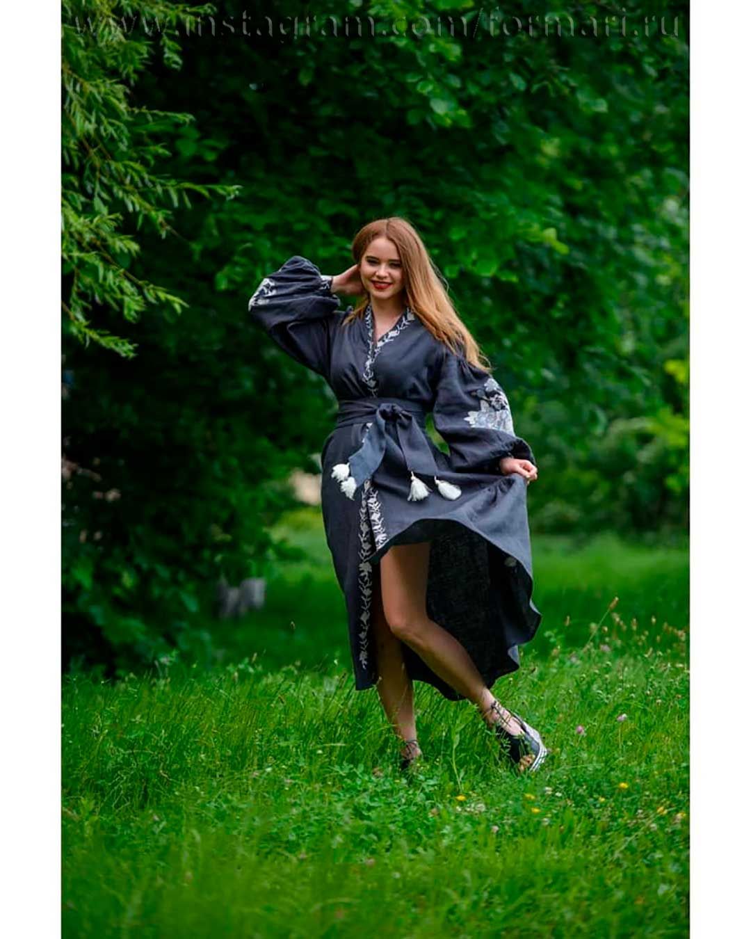 langes schwarzes Leinenkleid mit Stickerei