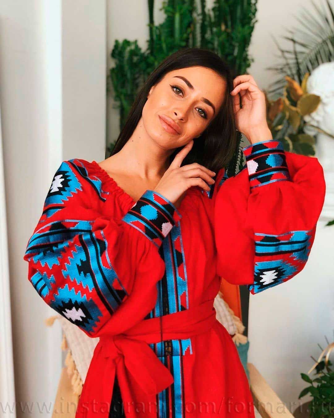 langes rotes Kleid mit Stickerei