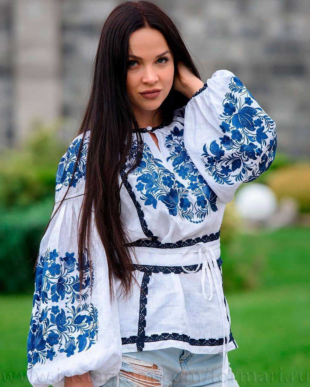 weiße Bluse mit Stickerei