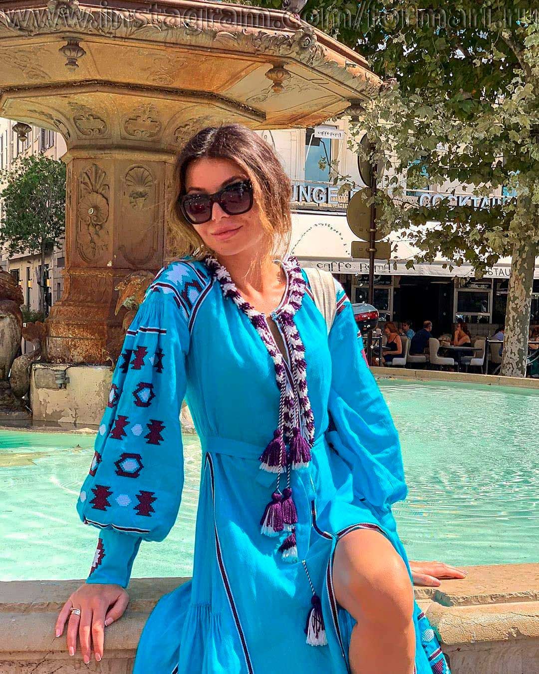 blaues Leinenkleid mit Stickerei