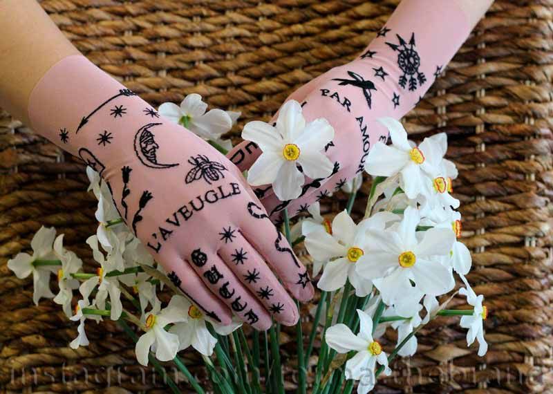 Embroidery on gloves L'AVEUGLE