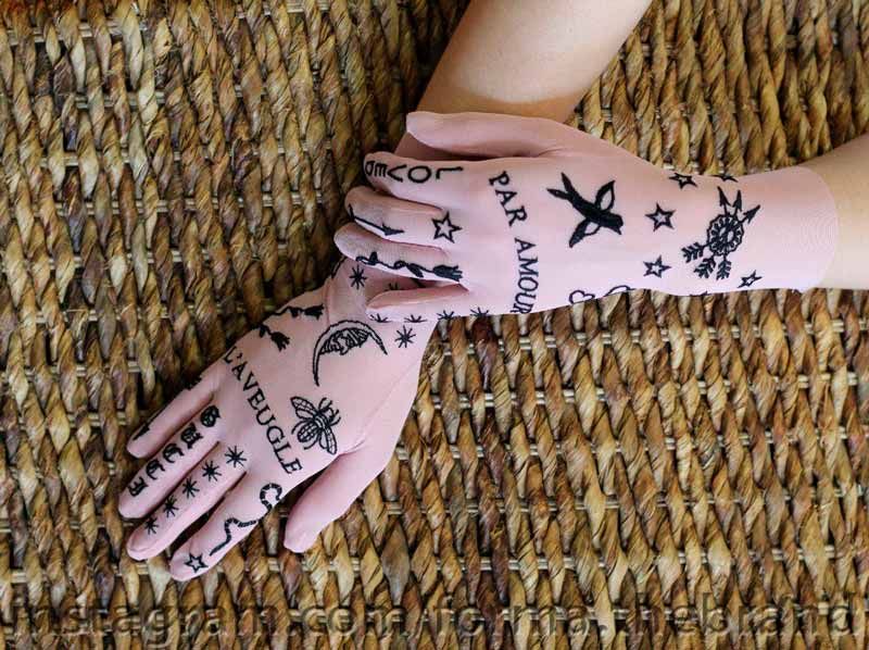 Embroidery on gloves PAR AMOUR
