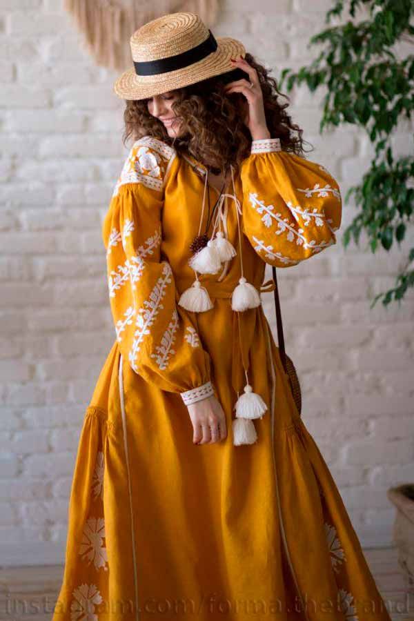 Платье с монохромной вышивкой