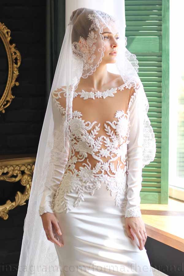 Hochzeitskleid mit Stickerei