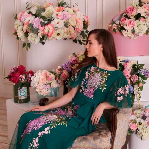 Luxurious green dress with satin embroidery