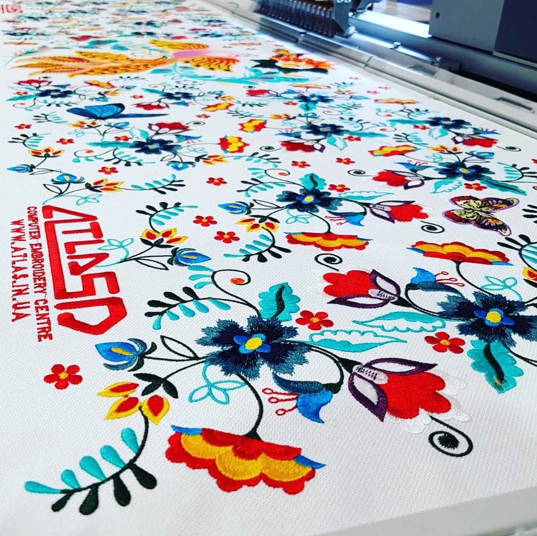 Maschinenstickerei in einem Rand