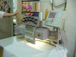 Универсальная вышивальная машина ZSK Sprint2 отлично справляется с вышивкой на крое, готовых изделиях и с вышивкой любых шевронов и нашивок