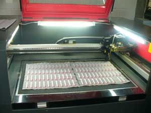 Вырезка готовых нашивок и шевронов лазером с устройством оптического наведения