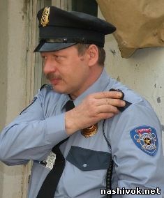 Wie man einen gestickten Patch auf Uniform näht (Uniform)