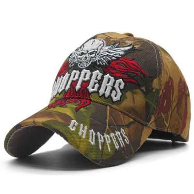 Вышитая на бейсболке байкера