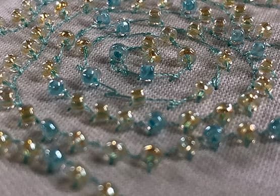 zweifarbige Perlenstickerei